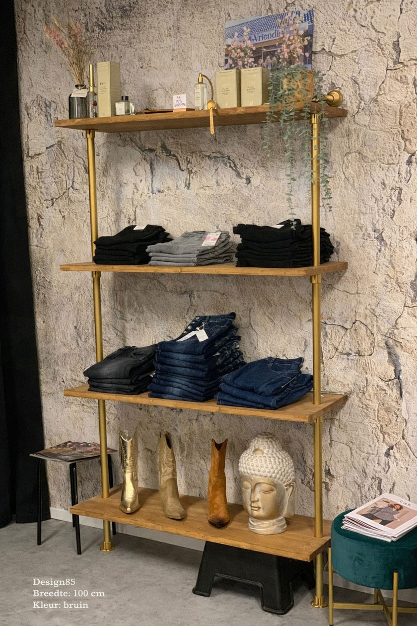 Kledingrek met vurenhouten legplanken en metalen buizen stijlvol ingericht in een modern interieur