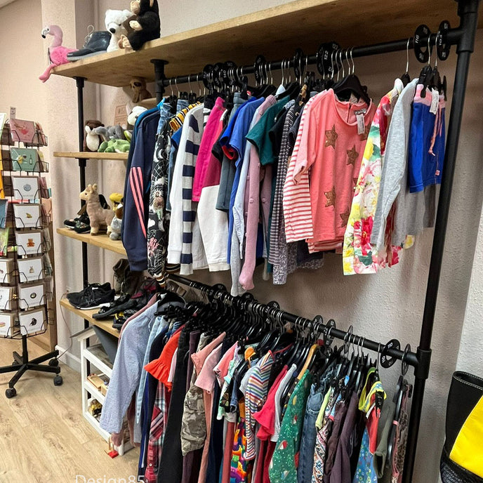 Kledingrek muur van zwart staal en hout met opbergrekken en kledingstangen voor kinderen