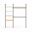 Kledingrek Muur industrieel met houten legplanken en zwart stalen frame op witte achtergrond