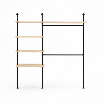 Kledingrek Muur industrieel met houten legplanken en zwart stalen frame op witte achtergrond