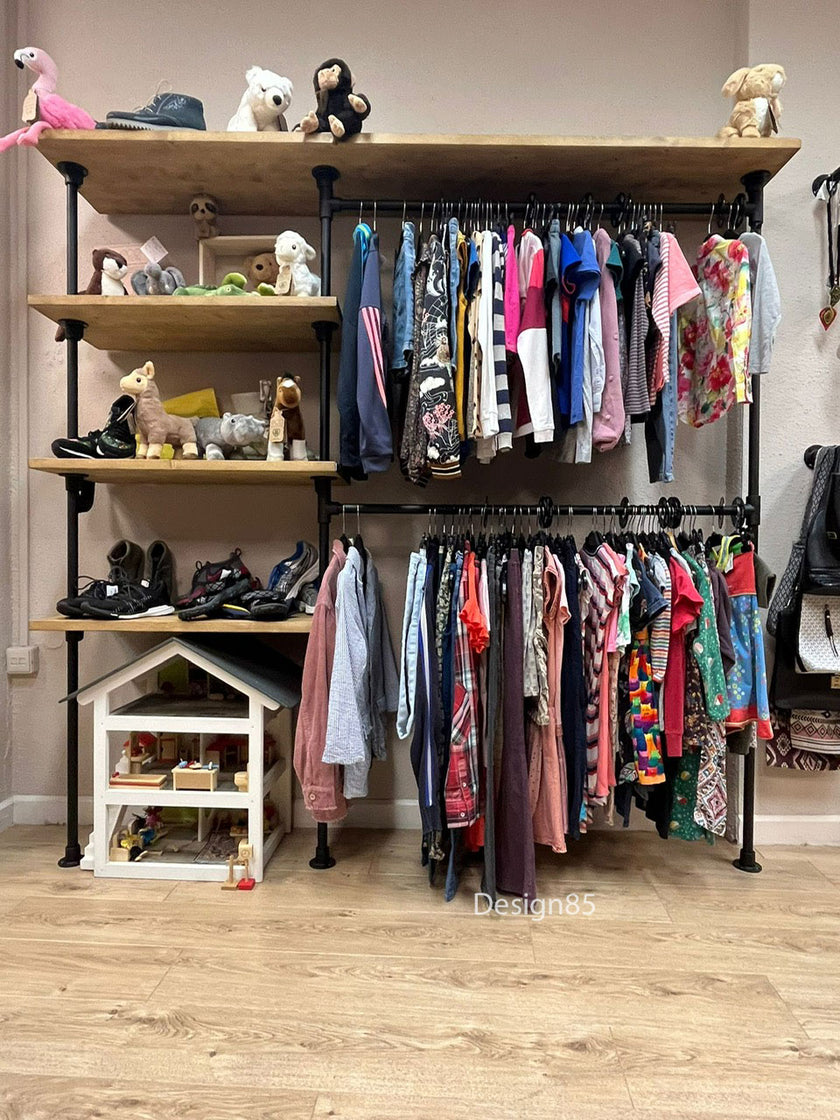 Kledingrek muur industrieel met houten planken en dubbele kledingroede in kinderkamer