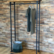Industrieel kledingrek op wielen Display van Design85 met zwart stalen frame en houten planken.