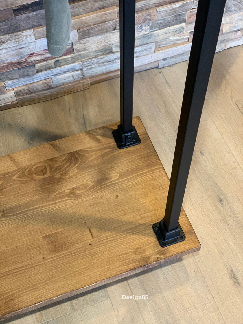 Stoer industrieel kledingrek op wielen van hout en staal voor kleding, jassen en accessoires.
