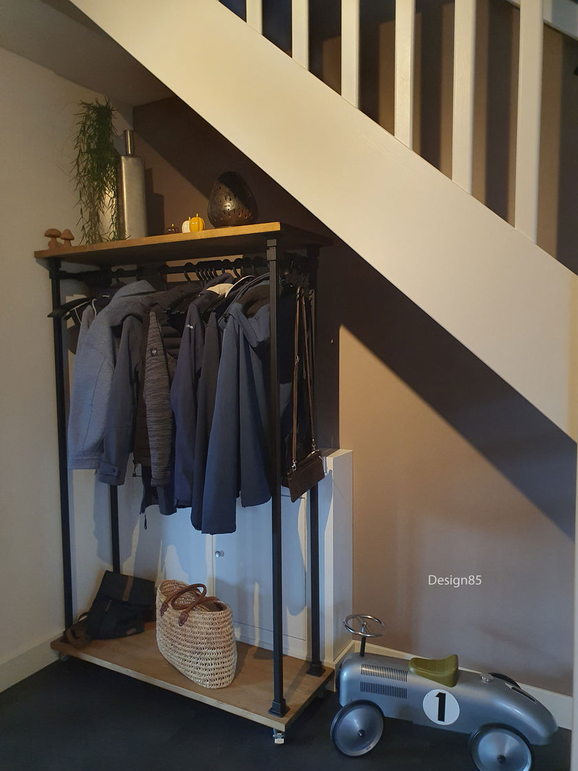 Vrijstaand kledingrek Display van hout en zwart staal met wielen, ideaal voor slaapkamer of kledingwinkel.