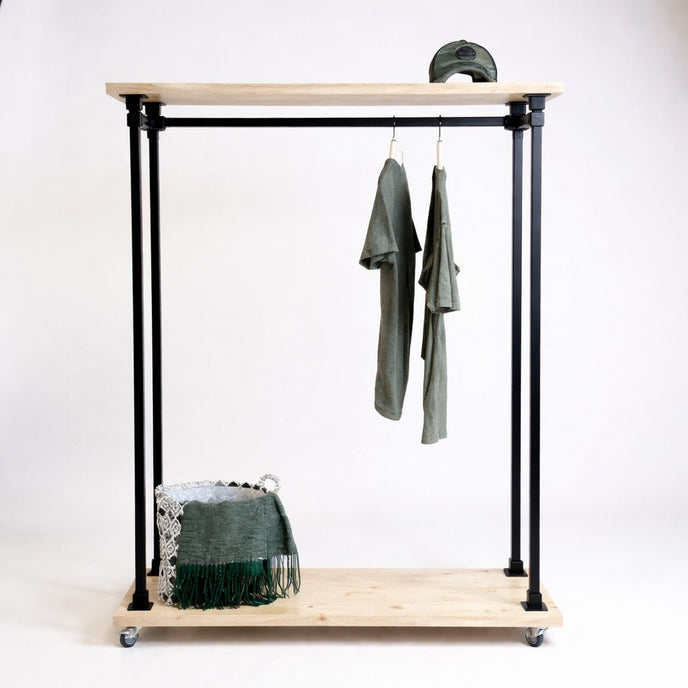 Kledingrek Wielen Display onbehandeld met naturel houten planken en zwart stalen frame op witte achtergrond.