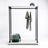 Kledingrek Wielen Display wit met witte houten planken en zwart stalen frame op witte achtergrond.