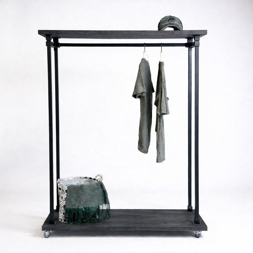 Kledingrek Wielen Display zwart met zwarte houten planken en metalen frame op witte achtergrond.