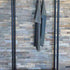 Kledingrek wielen Garderobe van Design85 met zwarte steigerbuizen en houten legplanken.