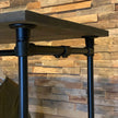 Kledingrek wielen Garderobe met zwarte steigerbuizen en praktische opbergruimte voor de slaapkamer.
