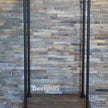 Kledingrek wielen Garderobe met robuust houten schoenenrek en zwart metalen buizenframe.