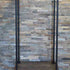 Kledingrek wielen Garderobe met robuust houten schoenenrek en zwart metalen buizenframe.
