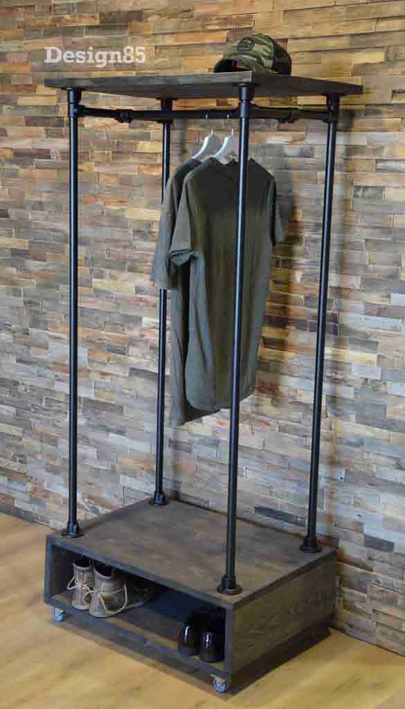 Kledingrek wielen Garderobe met houten bovenplank, hanggedeelte en open schoenenopslag.