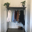 Kledingrek wielen Garderobe van Design85 als industrieel winkelrek met kledingstang en houten legplanken voor kleding en accessoires.