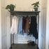 Kledingrek wielen Garderobe van Design85 als industrieel winkelrek met kledingstang en houten legplanken voor kleding en accessoires.