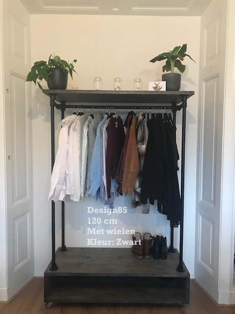 Kledingrek wielen Garderobe van Design85 als industrieel winkelrek met kledingstang en houten legplanken voor kleding en accessoires.