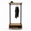 Kledingrek wielen Garderobe met bruin hout, zwarte steigerbuizen, kledingstang en schoenenrek op wielen.