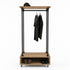Kledingrek wielen Garderobe met bruin hout, zwarte steigerbuizen, kledingstang en schoenenrek op wielen.