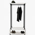 Kledingrek wielen Garderobe met wit hout, zwarte steigerbuizen, kledingstang en schoenenrek op wielen.