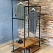 Kledingrek wielen presentatie met robuust zwart stalen frame en ruimte voor kleding en schoenen.