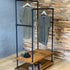 Kledingrek wielen presentatie met robuust zwart stalen frame en ruimte voor kleding en schoenen.