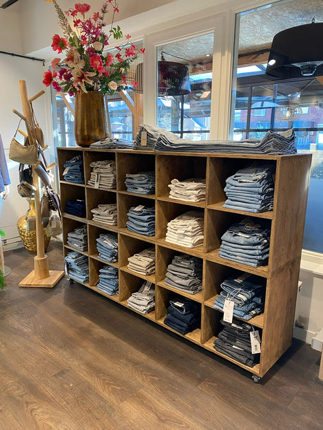 Maatwerk broekenkast voor in een kledingwinkel3