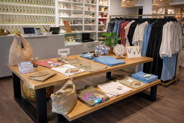 maatwerk presentatietafel voor in een kledingwinkel