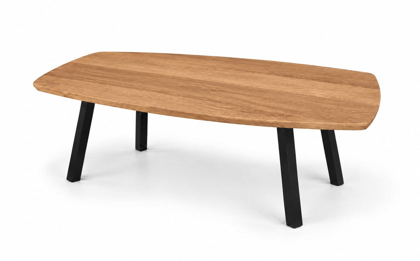 Salontafel ovaal Vince met naturel eikenhouten blad, afgeronde hoeken en vier schuine zwarte metalen poten.