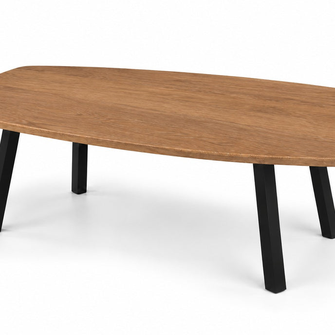 Salontafel ovaal Vince met eikenhouten blad in de kleur Sand en vier zwarte stalen poten voor een moderne uitstraling.