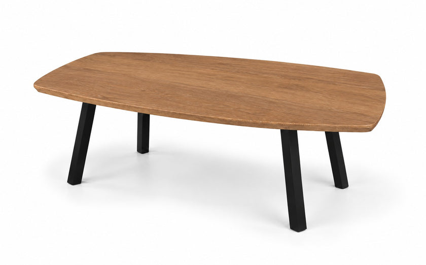 Salontafel ovaal Vince met eikenhouten blad in de kleur Sand en vier zwarte stalen poten voor een moderne uitstraling.