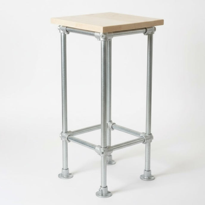 Industriële steigerbuis barkruk Basic met zwart metalen frame en houten zitting op witte achtergrond