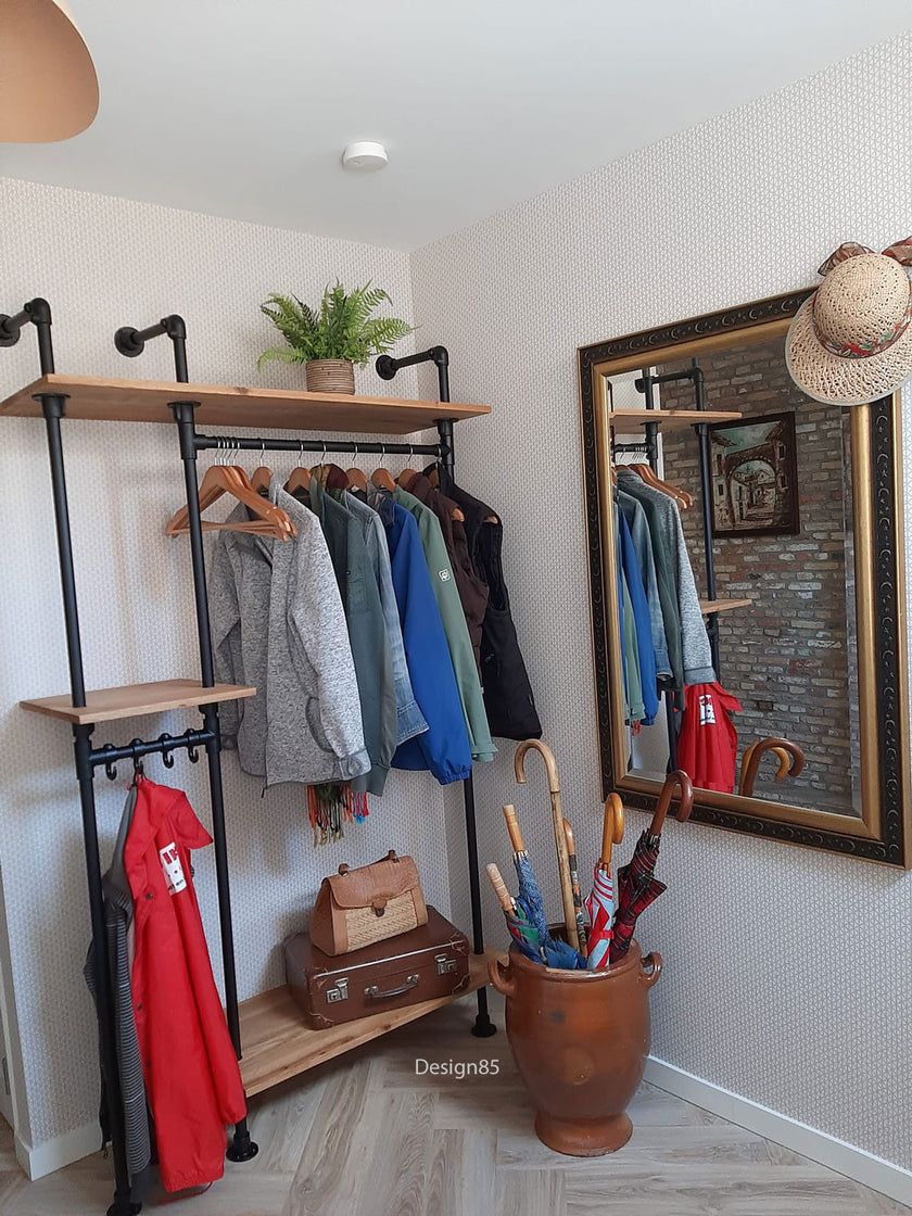 Deze steigerbuis kapstok eikenhout gemonteerd in de hal met een spiegel aan de andere wand speciaal voor kleerhangers gemaakt.