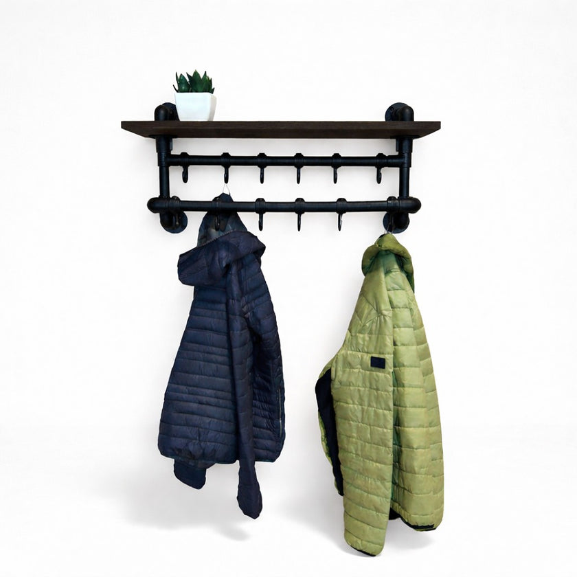 Industriële kapstok met zwarte metalen buizen, houten bovenplank en dubbele rij haken voor jassen en accessoires.