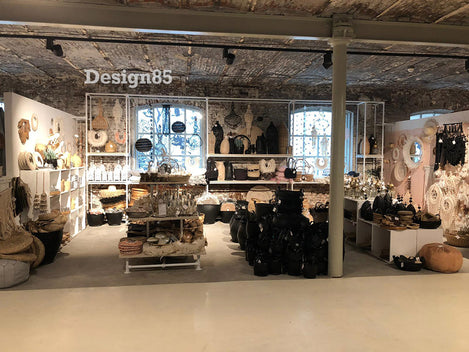 Steigerbuis kast met witte buizen en geheel op maat gemaakt voor een woonwinkel.5