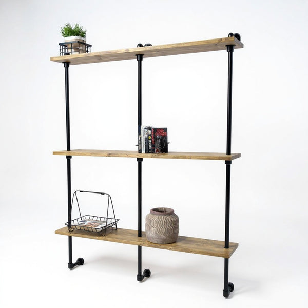 steigerbuis kast wand met houten legplanken en zwart metalen frame voor woonkamer of kantoor