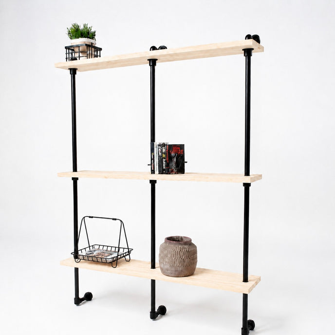 Industriële open wandkast van steigerbuizen en onbehandeld vurenhout met strak design