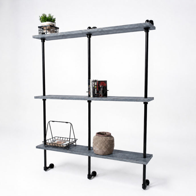 steigerbuis wandkast met houten planken en zwart metalen frame voor decoratie en opbergen