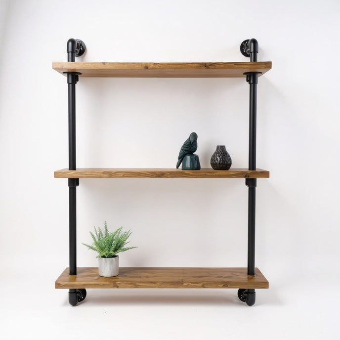 Industriële steigerbuis kast Whisky met houten legplanken en zwart metalen buizenframe