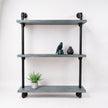 Steigerbuis kast Whisky met open houten schappen en stoer industrieel buizenframe