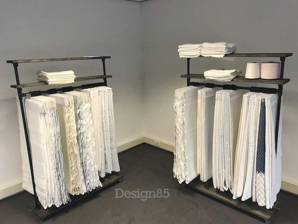 Steigerbuis kledingrek waar diverse gordijnen worden gepresenteerd in de showroom.