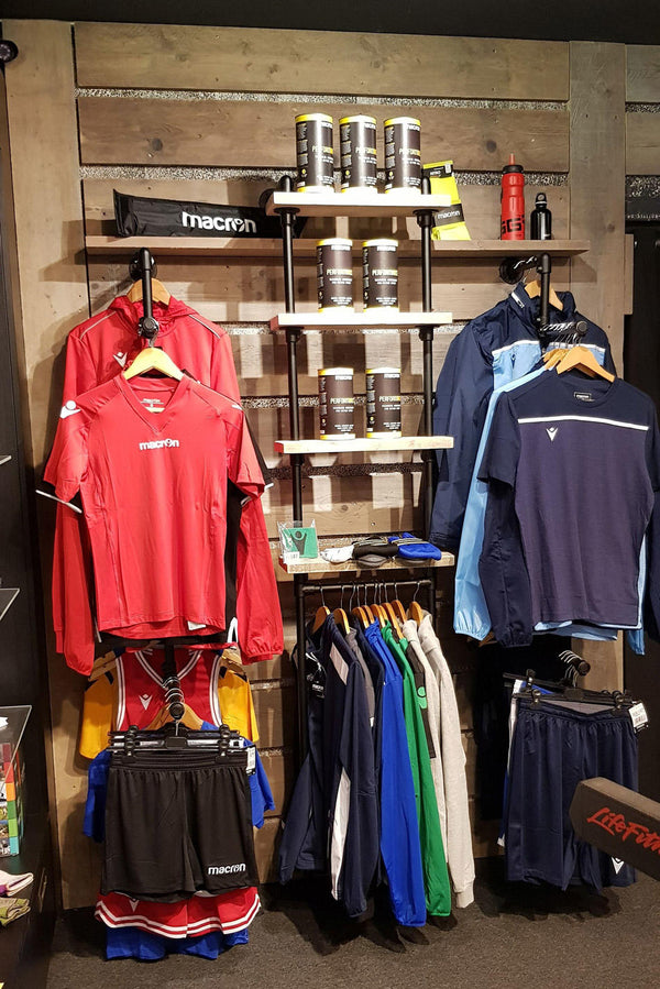 Steigerbuis kledingrek waar sportkleding  aan wordt opgehangen voor in een sportwinkel.