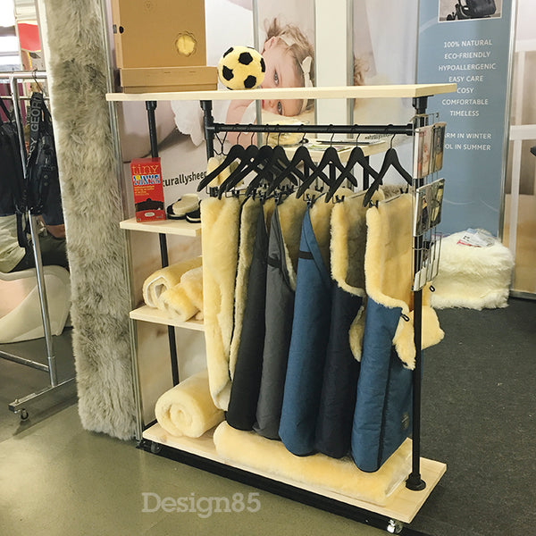 Steigerbuis kledingrek Deluxe die is gebruikt op een beurs om accessoires voor baby's te presenteren.