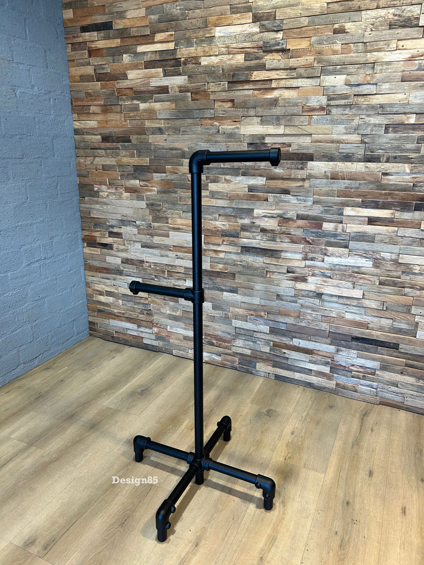 Steigerbuis Kledingrek En Tassenrek