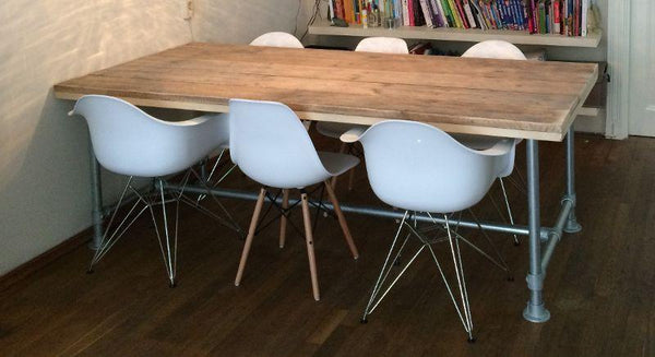 Steigerbuis tafel met een tafelblad van oude steigerplanken een verzinkt steigerbuis onderstel, een ideale vergadertafel.