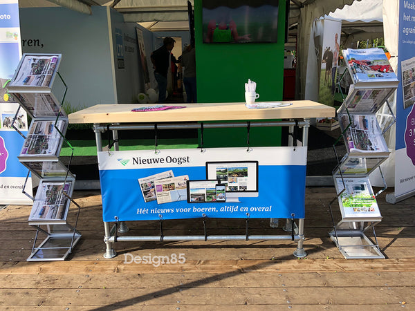Steigerbuis tafel met verzinkte steigerbuizen geleverd voor een beursopstelling.