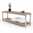 Steigerbuis TV meubel naturel met twee taupekleurige houten schappen en een industrieel onderstel van zilverkleurige buizen.