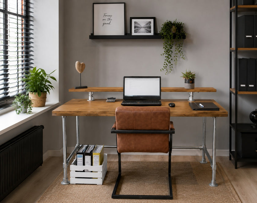 vintage bureau knap met verzinkte buizen en een vurenhoutenblad in de kleur bruin