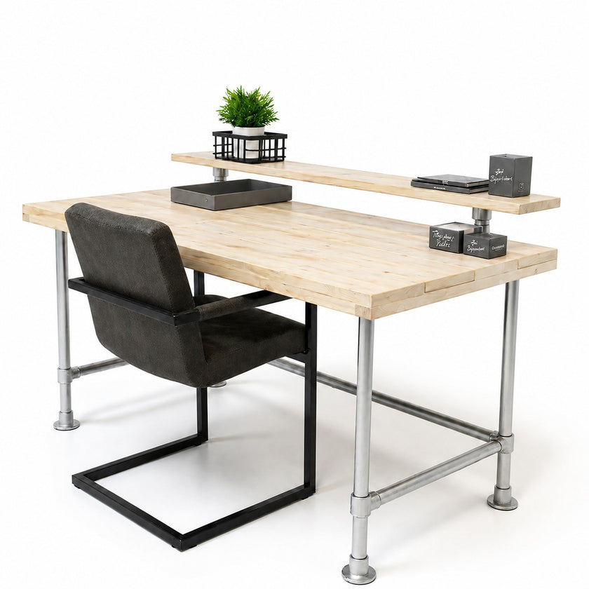 Vintage bureau knap met onbehandeld vurenhouten blad en schap, natuurlijk industrieel bureau met metalen frame