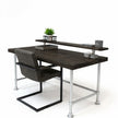 Vintage bureau knap met zwart gebeitst houten blad en schap, gecombineerd met metalen buizenframe in industriële stijl