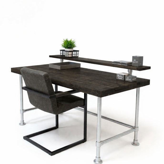 Vintage bureau knap met zwart gebeitst houten blad en schap, gecombineerd met metalen buizenframe in industriële stijl