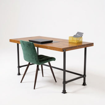 Vintage bureau metaal met bruin vurenhouten blad en zwart metalen onderstel, warm industrieel design bureau